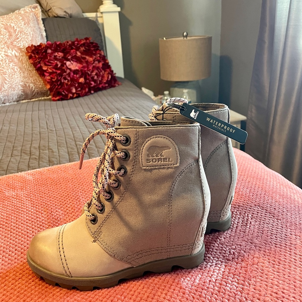 Sorel Women's Lace Up Tan/Beige Boots